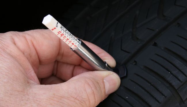 what is the minimum legal tread depth for tyres on cars